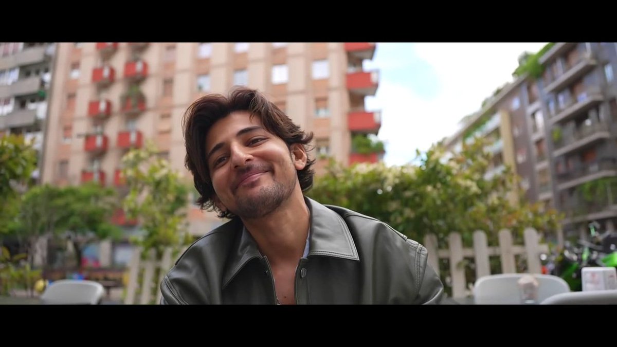 Bhai TU HAI, is something jo kabhi expect nahi kiya tha, the lyrics,music,composition 💗🧸sab ekdum beautiful and perfect!! And the vocals of Prakriti di🤌🏻🤌🏻💗 she sounds so sweet bhai🤍🤌🏻!!! So pretty!! Mast gaana!!😭💙 
@DarshanRavalDZ 💙🥺