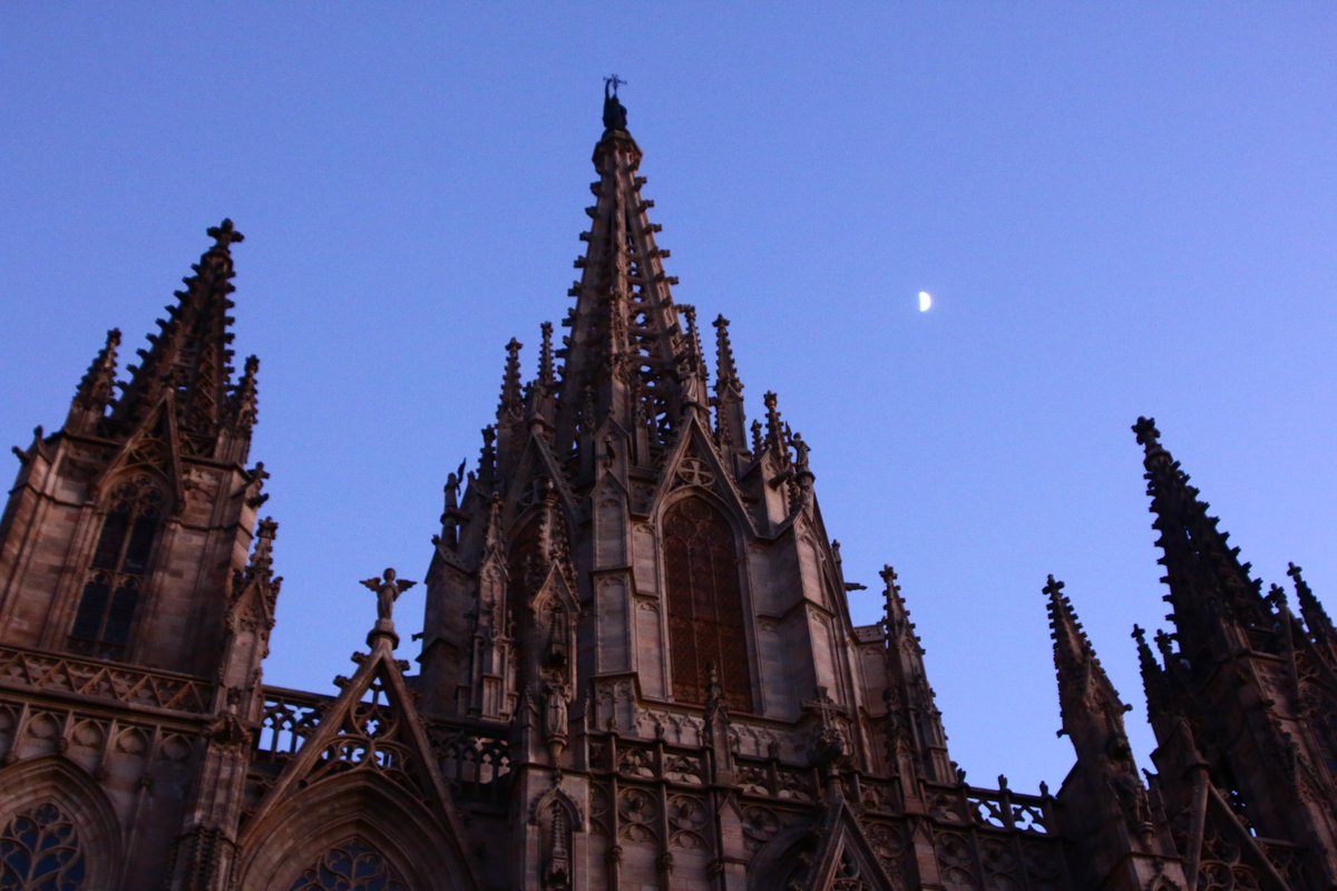 FototakerTony's tweet photo. NOT recent at all, BUT I can remember seeing the #Moon over the #steeples of the the #CatedraldeBarcelona... really!! @CiudadBarcelona @Turismbarcelona #laLunamia @AytoBarcelona #laLuna https://t.co/YdV7j7KcT5