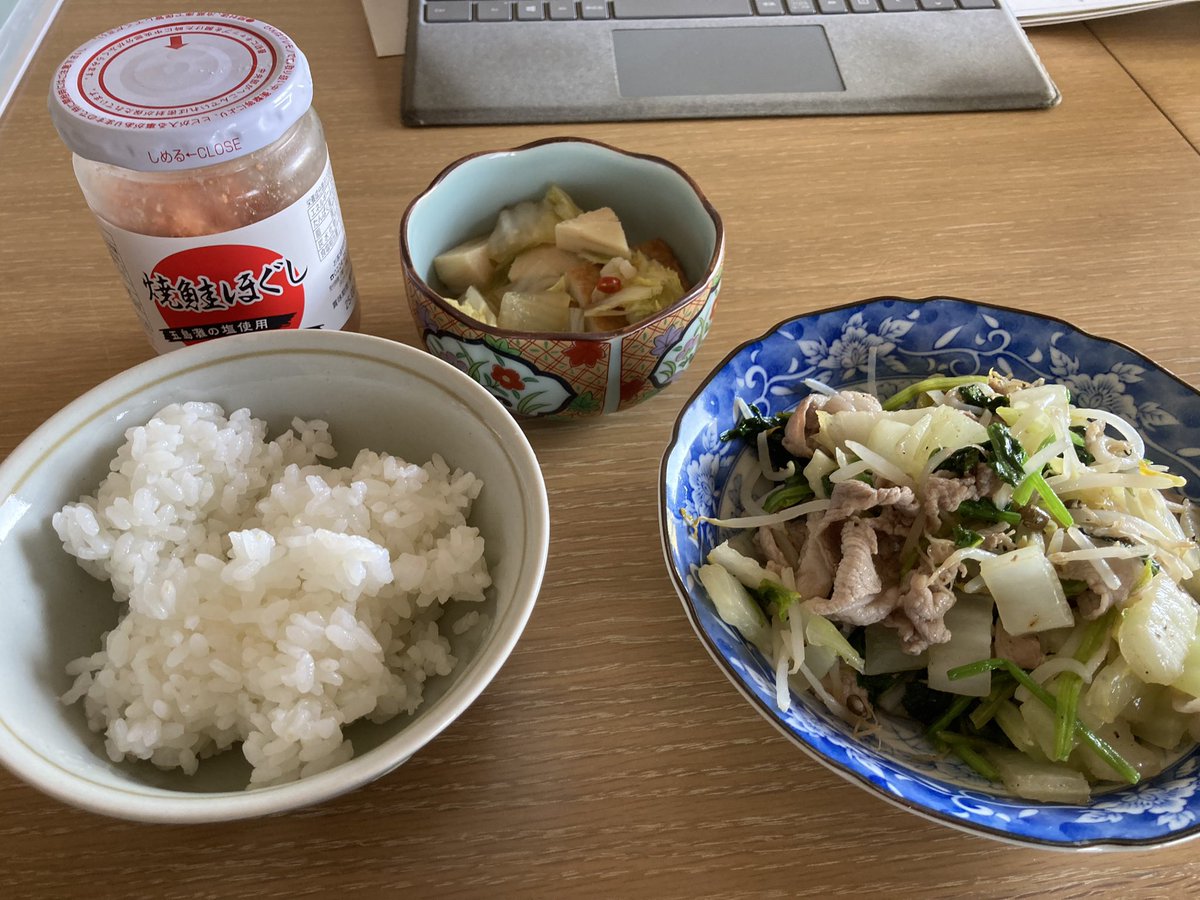 fujitapyon's tweet photo. 今日のランチは昨日から煮つけた、旬の筍と豚肉の野菜炒め　
シンプルランチが体調を整える

しかし、筍はこの時期実に美味しい https://t.co/AUNcW5ibgr