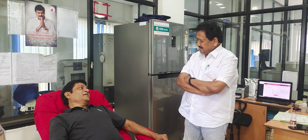 Mega Star @KChiruTweets felicitates #MaharshiRaghava's milestone 100th Blood Donation at #ChiranjeeviBloodBank

He was the second person to donate blood, following #MuraliMohan in 1998.

This incredible act of selflessness and commitment inspires us to step forward and contribute