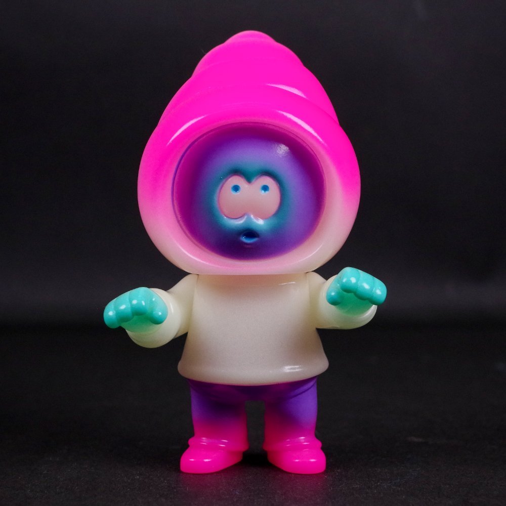 hakaba_gallery's tweet image. 【#ソフビ 情報】#HUMAN_ROBOT より #コロネン（蓄光)が登場！
暗闇で妖しく光る蓄光ボディに、なんともポップな蛍光ピンクでこんがり焼き色をつけた今作。
紫色に変化したクリームは一体どんな味がするのか…?
抽選期間は5月1日(水)18時〜2日(木)23時59分まで！
hakabanogarou.jp/archives/54292…