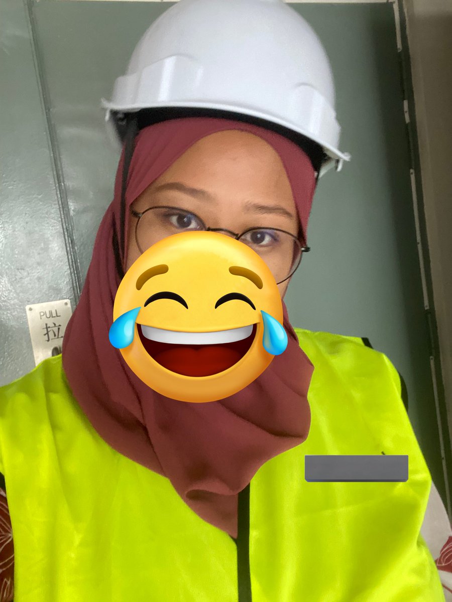 I still think that this is how I look as a pharmacist. Because gewe gewe pharmacist in hosp and community all hot hot gitu. But… this is me today 🫨🫨 tak tahu la pharmacist ke contractor lolll