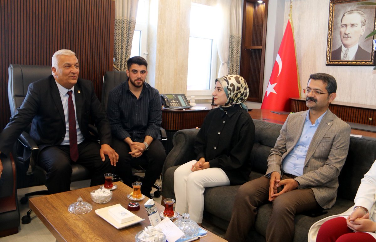 Van Şoförler ve Otomobilciler Odası Başkanı Emin Tuğrul ve yönetim kurulu Belediye eşbaşkanlarımız Rabia Başak Koç ve Cemil Komi'yi ziyaret ederek hayırlı olsun dileklerinde bulundular.