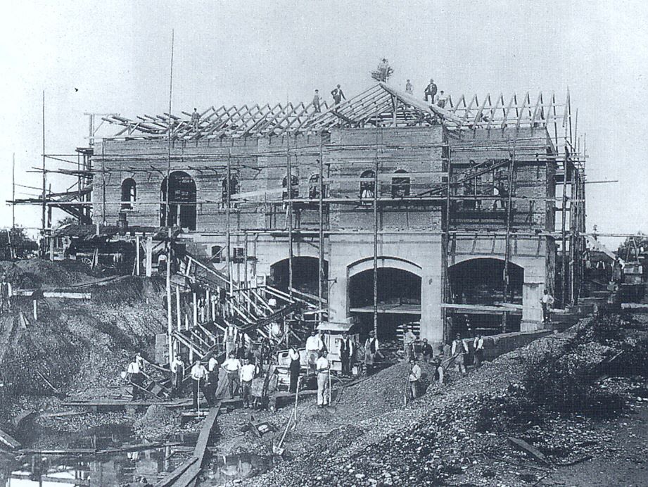 Unsere fotografische Zeitreise geht heute zurück in das Jahr ca. 1885. Auf der historischen Aufnahme sehen wir das Wasserkraftwerk Oberwöhr in Rosenheim:
innpuls.me/wasserkraftwer…