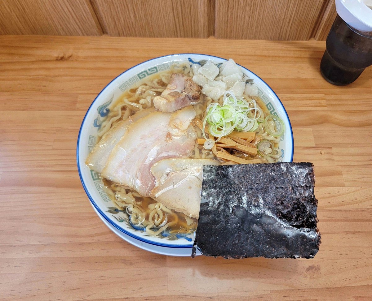 K46749975's tweet photo. ケンちゃんラーメン@古河

◾中華そば📢油ぽく･身入り

山形の名店🗾茨城進出
平日でも大繁盛🧑‍🤝‍🧑記帳制限定60食

なんと言っても！
このワシモチ自家製麺が絶品で
300gも旨瞬殺よ🤣💯

煮干し香る動物出汁
背脂🐖バラ脂の甘味 油多めで🩵
最後まで熱々🌡旨スープ🤭💯
#ケンちゃん https://t.co/fOjf89WoYF
