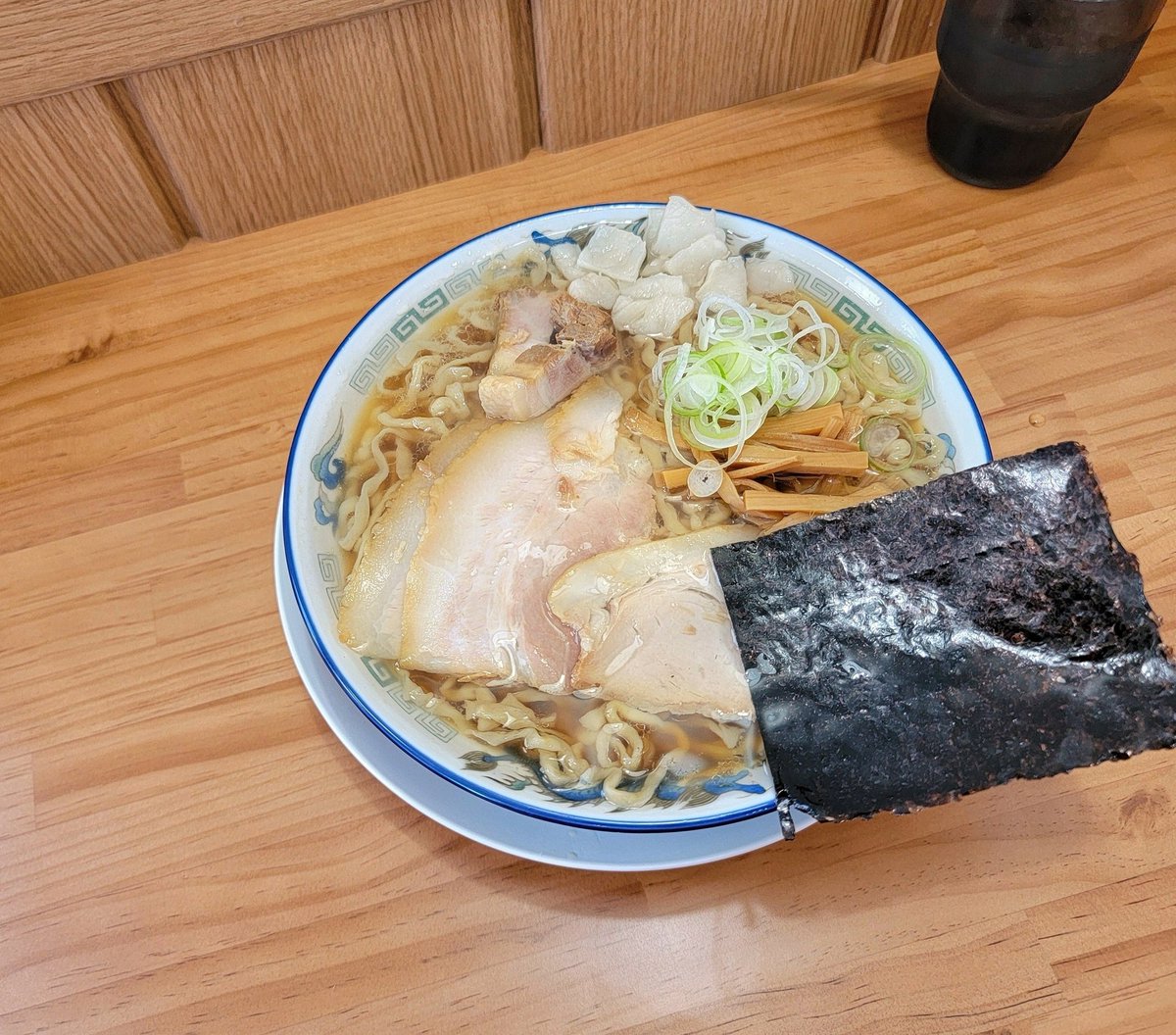 K46749975's tweet photo. ケンちゃんラーメン@古河

◾中華そば📢油ぽく･身入り

山形の名店🗾茨城進出
平日でも大繁盛🧑‍🤝‍🧑記帳制限定60食

なんと言っても！
このワシモチ自家製麺が絶品で
300gも旨瞬殺よ🤣💯

煮干し香る動物出汁
背脂🐖バラ脂の甘味 油多めで🩵
最後まで熱々🌡旨スープ🤭💯
#ケンちゃん https://t.co/fOjf89WoYF