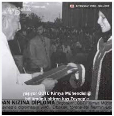 Bah şindi ! 28 Şubat'ta laikleri kışkırtarak Darbe yaptırıp Milyonlarca genç kızın eğitim hayatını söndüren Papyonlu Mücahidimiz Erbakan'ın Kendi kızı ODTÜ'de başını açıp Okul bitirmiş Diploma töreninde ayak yapıp başörtüsü takmış 🤣 Kayyum #Dubai #deprem Dolar Metin Akpınar