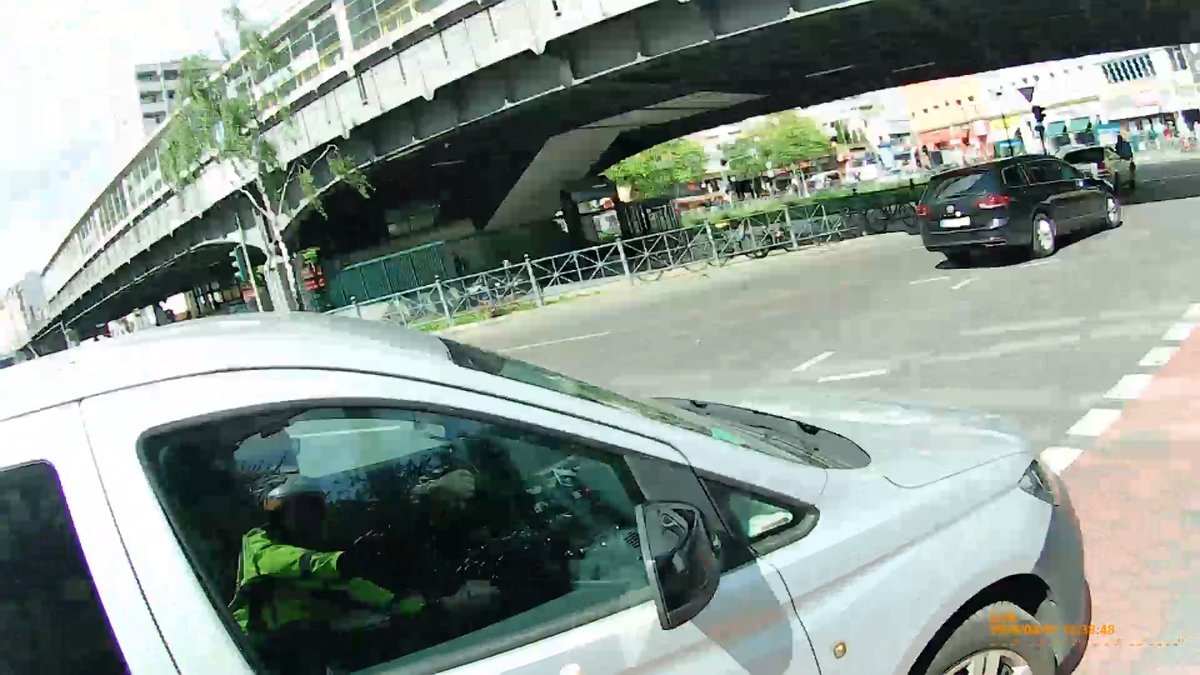 Als der 57-jährige Fahrer des VW von der Kottbusser Straße in die Skalitzer Straße abbiegen wollte 'übersah' er einen Radfahrer, der...
(Fahrer schaut nur nach links)

#Übersehen #Symbolbild