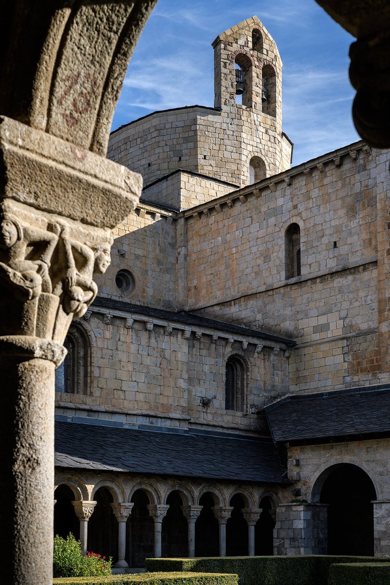 Avui és el dia internacional dels monuments i llocs històrics i ho volem celebrar amb aquesta 📷 de la Catedral (s.XII). Un monument que aspira a convertir-se en patrimoni de la humanitat juntament amb deu monuments d'Andorra i el castell de Foix. 📷Àlex Tena