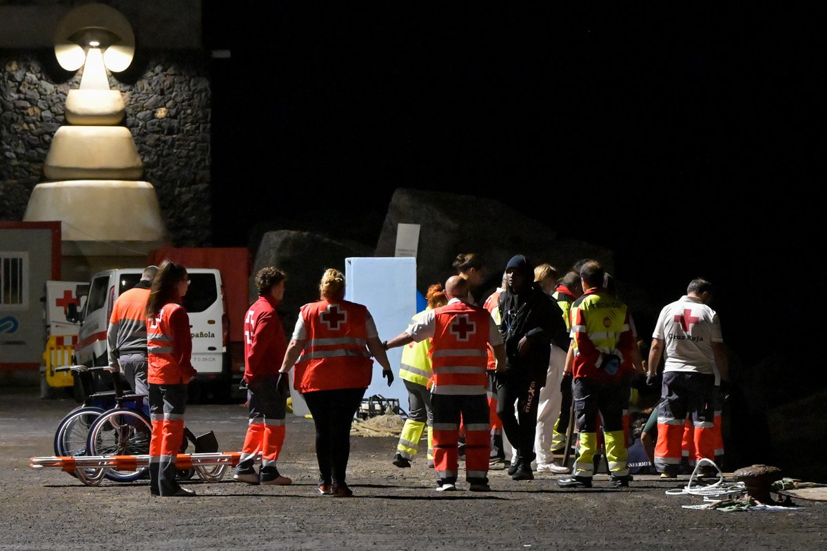 📡Salvamento Marítimo rescata un cayuco, con 76 personas, en aguas cercanas a #ElHierro ⭕️La embarcación fue localizada a 8 millas al Sur de La Restinga, con el motor parado, lo que dificulto las labores de rescate. 👉acortar.link/5dsEBh👈