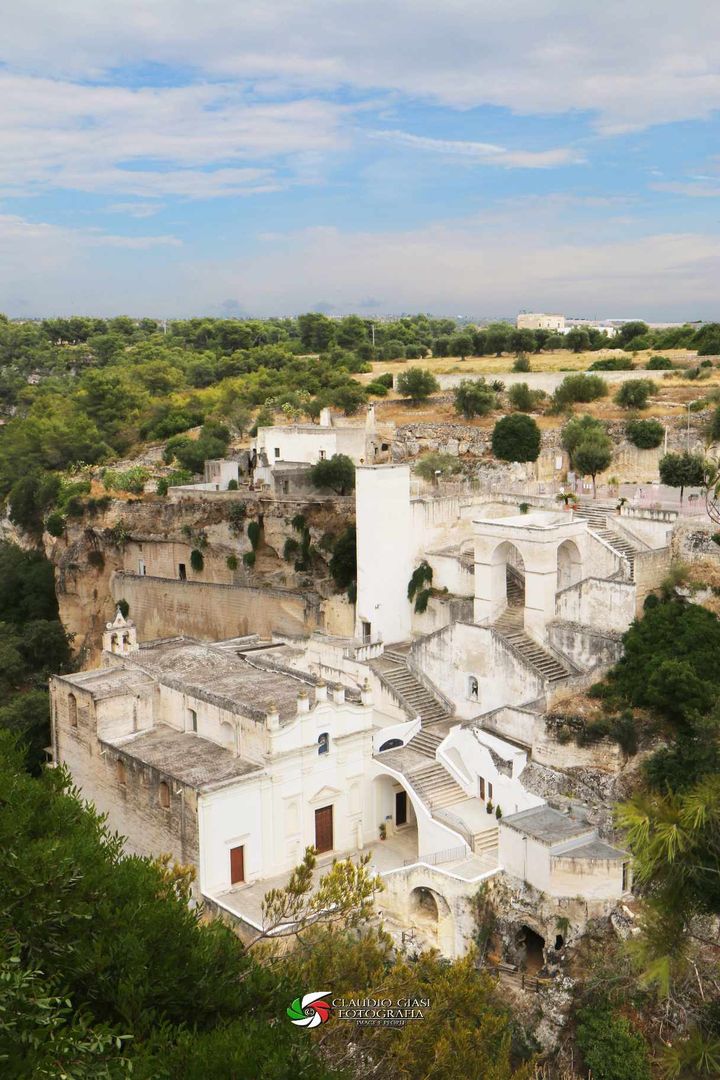 A monumental, scenographic staircase of 125 steps winds up the ravine, leading into the magnificent Shrine of Madonna della Scala in Massafra, dedicated to the patron saint of the city since 1776.

#WeAreinPuglia

📸 Claudio Giasi