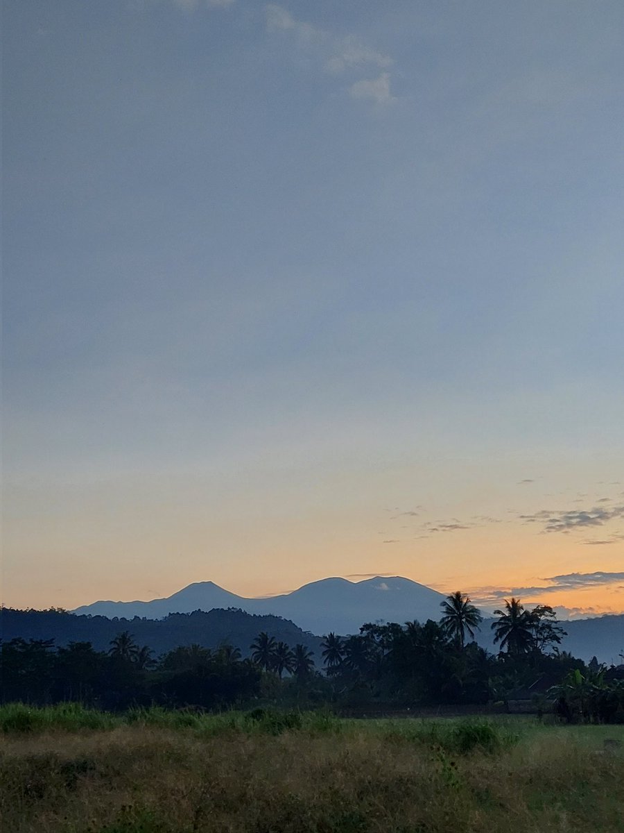 Dennylenggana's tweet image. Warna-warna langit di Sukabumi April 2024

#shotbyphone #skycolour #pelangi #rainbow #twilight #fajar #sunset