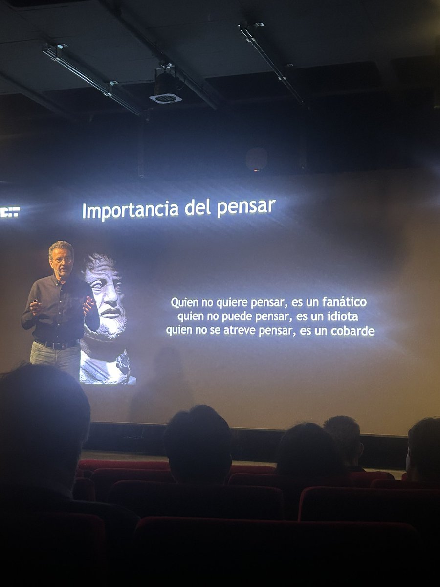 VeronicaVarez's tweet photo. Félix Muñoz nos descubre la magia de las herramientas de #IA existentes en el mercado y destaca el valor del pensamiento creativo a la hora de utilizarlas @lafedepubli @Archetype_ES https://t.co/iy5b843tde