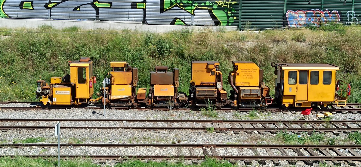 ¿Alguien sabe qué tipo de maquinaria es esto que parece un tren de la bruja pero en amarillo?