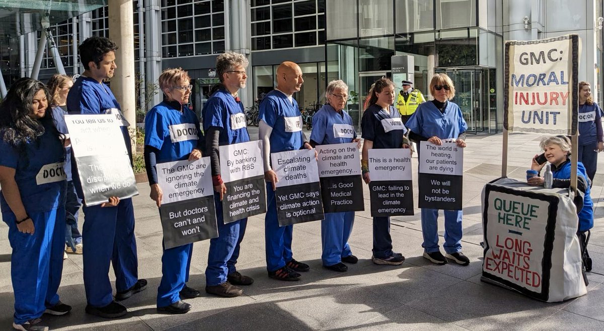 5/7🧵While health workers risk their careers and prison to take action on climate, the @gmcuk continues to invest in fossil fuel extraction and banks with fossil-fuel exposed @RBS. @gmcuk, fossil fuel investment makes you complicit in the destruction of the liveable Earth.