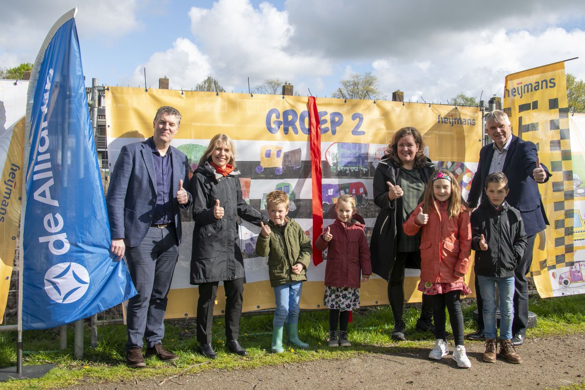 START BOUW BEVERDAM | Met hulp van leerlingen van de Willem Farelschool gaven we het startsein voor de bouw van 36 appartementen aan de Beverdam in Hoevelaken. Op de kleurrijke bouwdoeken schitteren hun tekeningen. Op naar een succesvolle bouwperiode. 👉 bit.ly/4aZNA2S