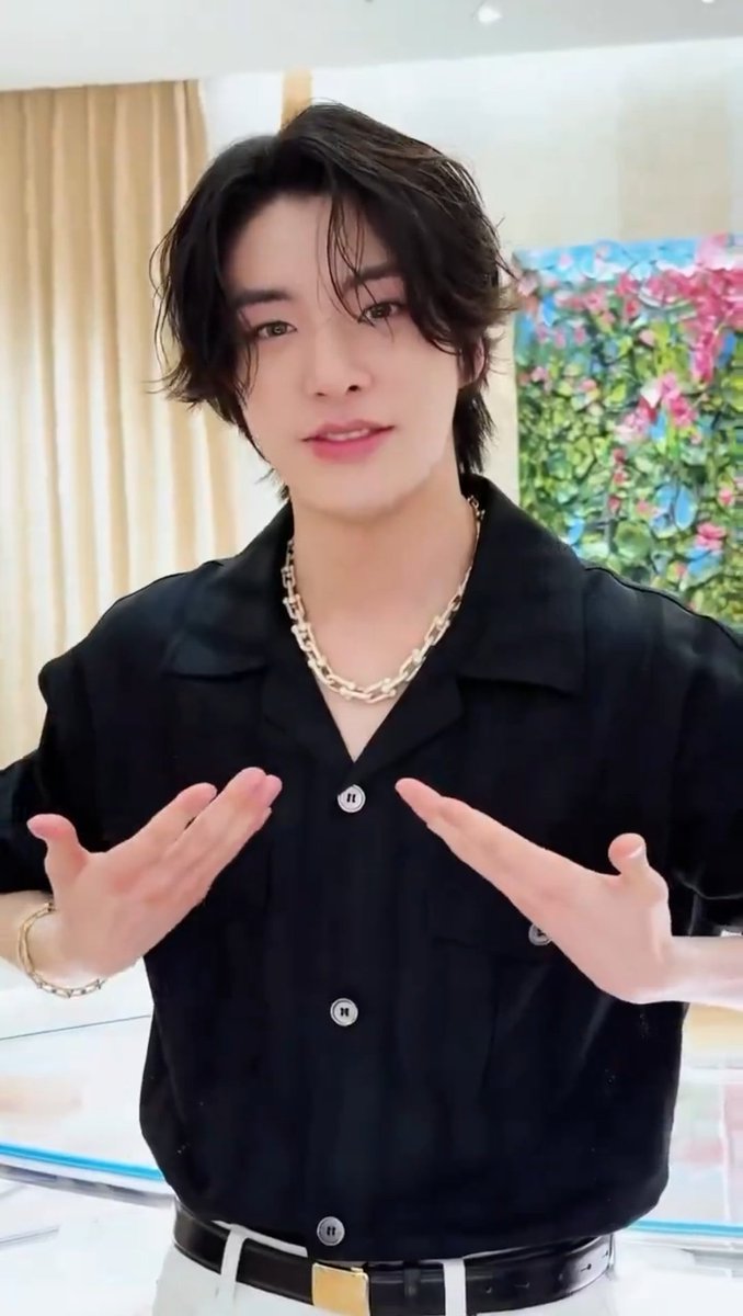 his hair look so long he is so pretty showing his necklace