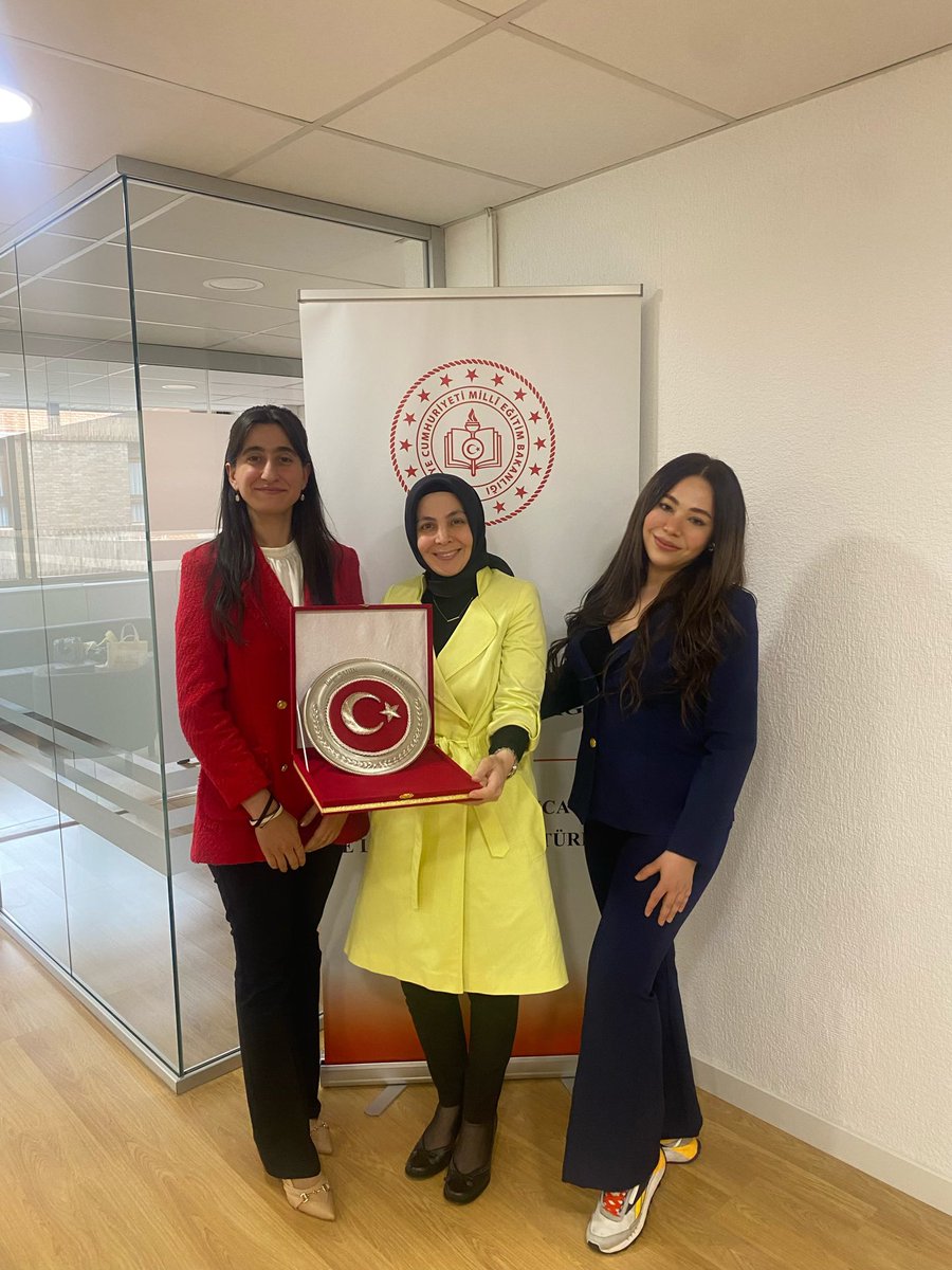 Gaziantep İl Milli Eğitim Müdürlüğü Erasmus Okul Eğitimi Akreditasyonu kapsamında İş Başı Gözlem yapmak için gittiğimiz Madrid’de Eğitim Müşavirliğimizi ziyaret ettik. Ne büyük gurur ne büyük mutluluk <a href="/Gaziantep_MEM/">Gaziantep İl Millî Eğitim Müdürlüğü</a> <a href="/GaziantepArge/">Gaziantep İl MEM AR-GE</a> <a href="/EgitimMadrid/">T.C. Madrid Eğitim Müşavirliği</a> <a href="/RKarkan/">Rabia Karkan</a> #GaziMustafaKemalAnaokulu