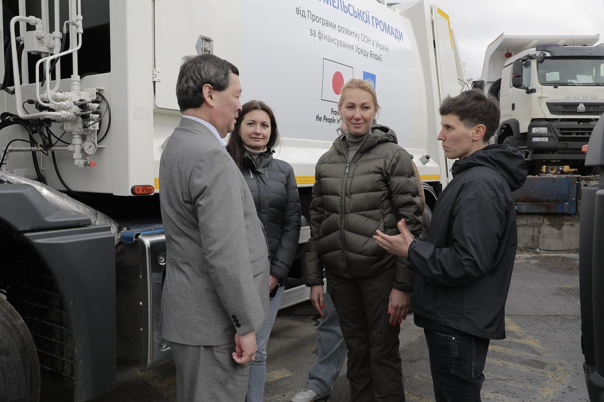 UNDPUkraine's tweet photo. 🇪🇺@EU_FPI, 🇯🇵@JapanGov &amp; 🇺🇳@UNDP have made one of the largest-ever donations (167 units of equipment) to war-affected 🇺🇦communities, enabling them to manage &amp; recycle debris &amp; municipal waste. 17 communities are now using 52 modern waste collection trucks. https://t.co/y5iVYYK8O7 https://t.co/MJvNTlOGgG