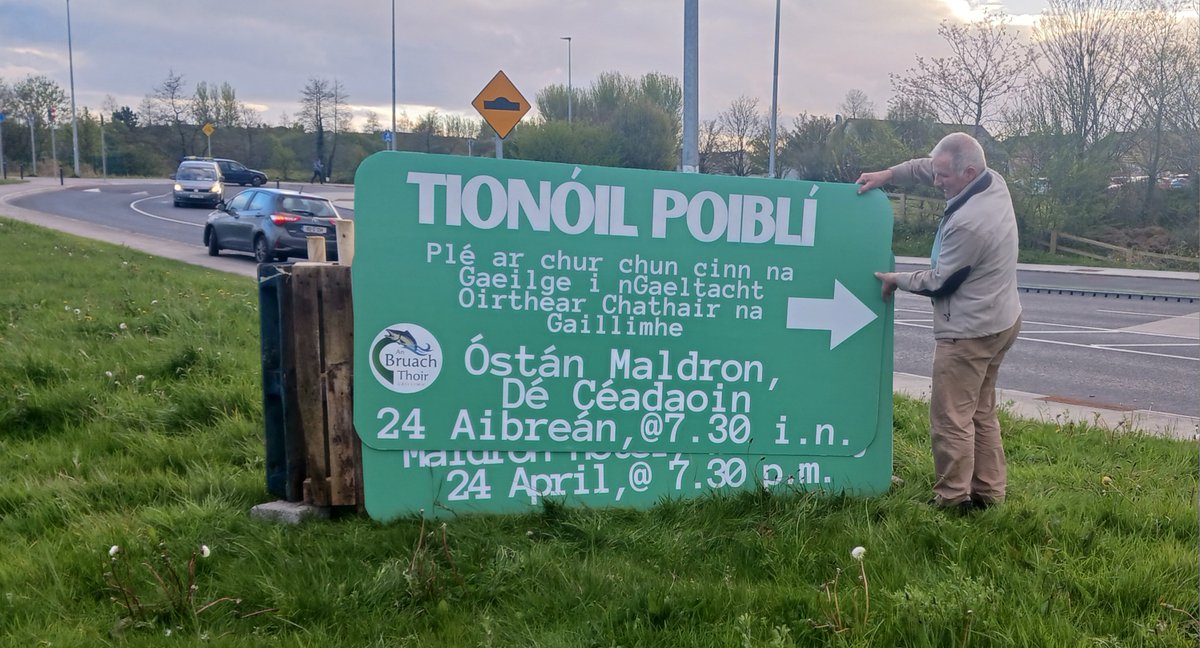 Nach maith iad foireann <a href="/BruachThoir/">An Bruach Thoir</a>  a chroch suas na comharthaí don #Tionóil Poiblí a bheidh ar siúl sa Maldron Hotel Sandy Road Galway an tseachtain seo chugainn.

Mura mbeadh agat ach pocán gabhair bí i lár an aonaigh leis.

#gaeilge #pleanailteanga #udaras #Gaeltacht