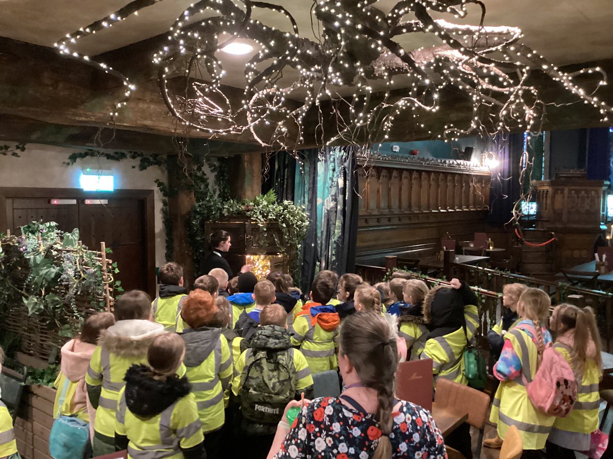 CragsPe's tweet photo. Year 4 @ShawBrocklebank have arrived at @GrimmAndCo 📖 https://t.co/YkxjXZ6Iww