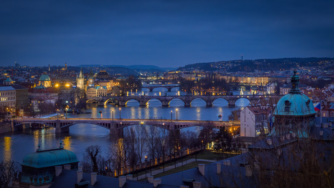 Parece poco tiempo, pero después de media hora, la hora azul llegó por fin a Praga en lo que a mí me pareció una eternidad. Acostumbrado a sacar fotos cerca del Ártico, me sorprendió encontrar mi mano completamente helada al coger la cámara, pero ahí estaba la foto que buscaba.