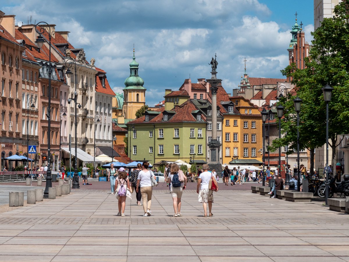 Did you know that Warsaw Old Town was inscribed on the @unesco list, because it was so meticulously rebuilt after World War 2 destruction? Huge thanks to the 18th century Italian painter, Canaletto, whose paintings were used to recall the original look of the area. 📸 Photo:…