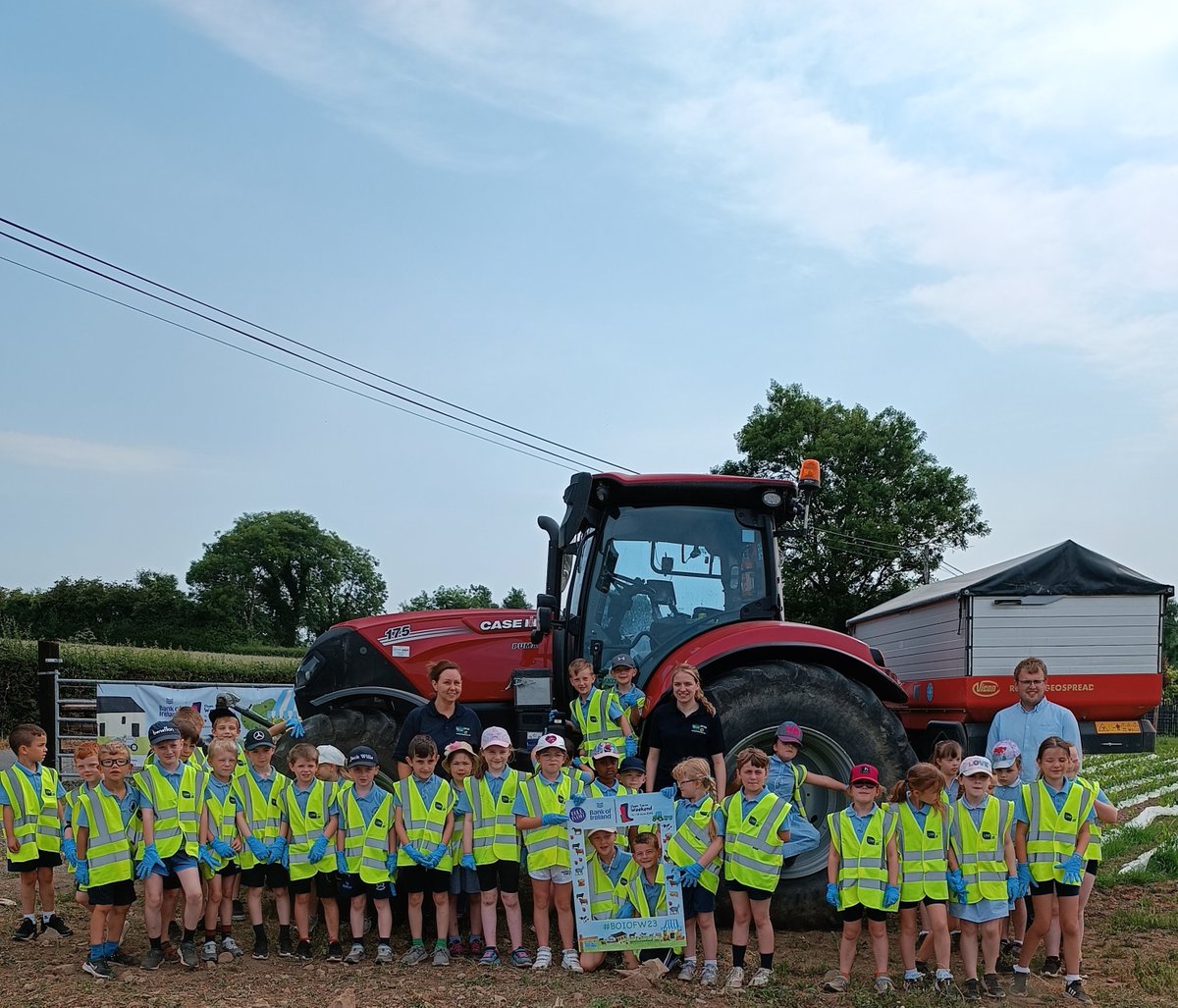 . @BOIopenfarm schools’ booking now open! 🤩🚜 14 June - dedicated schools’ day. This free, educational event aimed at school pupils and families, promotes the ‘farm to fork’ message and provides a glimpse of farm life, seeing beyond the farm gate. ufuni.org/boiofw-schools…