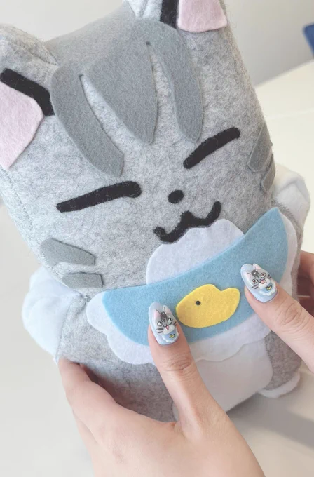 ニャン～wまたDLsite社員のギャルのネイルがニャン作仕様になってたニャン(これは前にネイルやってくれたDLsite社員のギャルとはまた別のギャル、ギャル2ニャン)バブい色合いニャンね～ 