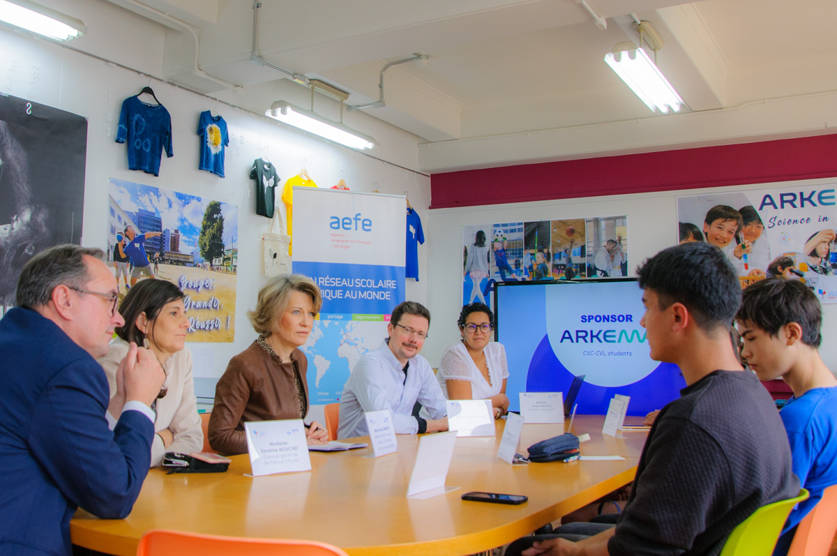 Visite de @AGenetet , députée des Français de l'étranger, au #lfikyoto. Accompagnée de la Consule générale de France à Kyoto, Mme Sandrine Mouchet, elle a échangé avec les élèves et participé à une discussion avec le comité de gestion. 
@aefeinfo @AEFEAP @IFJK_ @ambafrancejp