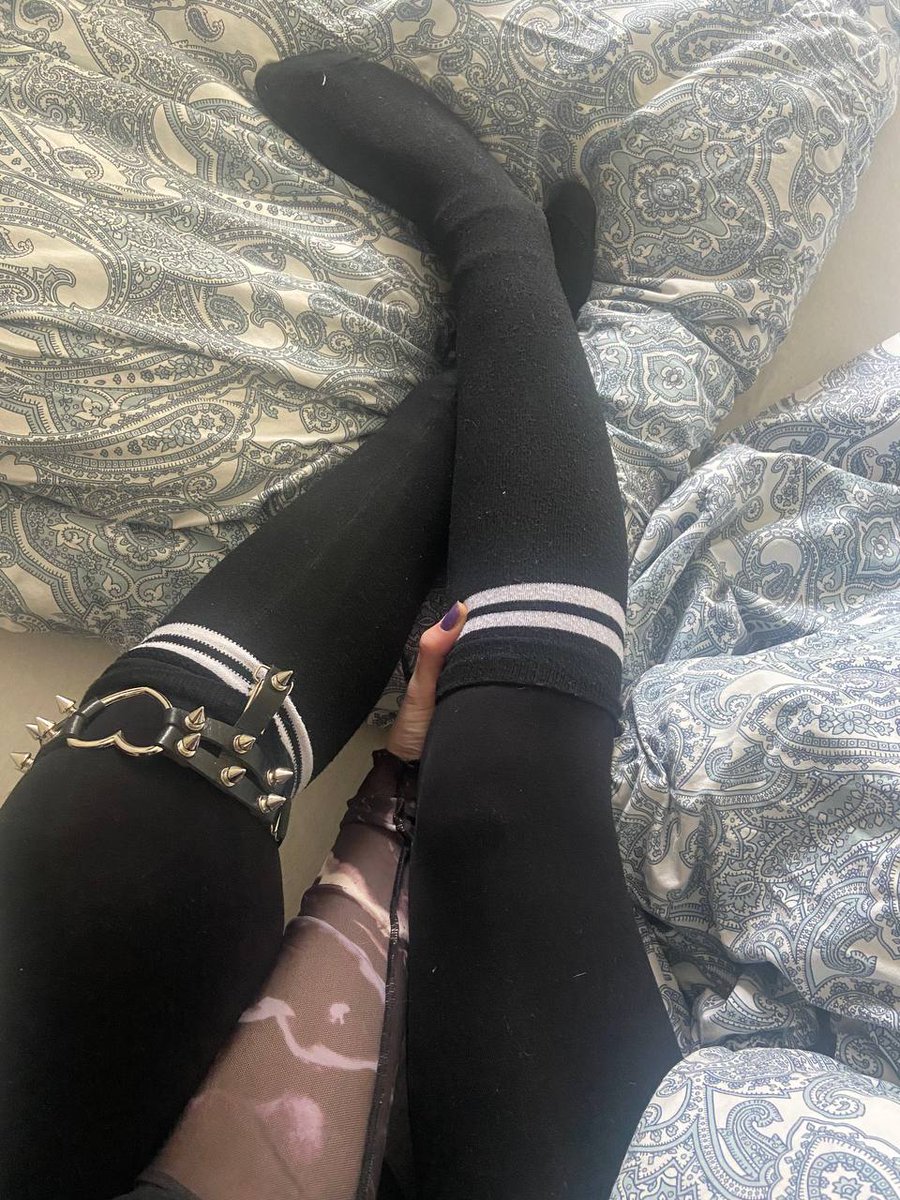 HerrinVik666's tweet photo. Heute habe ich mal Lust auf dieses outfit. Ich mag gar nicht aufstehen. Könnt ihr nicht für mich zur Arbeit gehen und Geld verdienen? #gothherrin #gothherrinnen #gothgoddess #domina #strümpfe #beine #knietnieder #göttin https://t.co/weUHIxcrl7