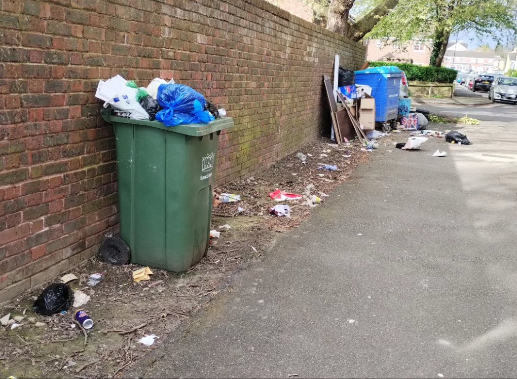 Here we have abandoned pavement bin #3. I've reported it (3 & 31 days ago). @LewishamCouncil have done absolutely nothing. It is spreading litter all over the street. Location: maps.app.goo.gl/TJC3Qbq2GDA6EJ… #bins #wastemanagement #rubbish #litter @LouiseKrupski #se26 #bellgreen