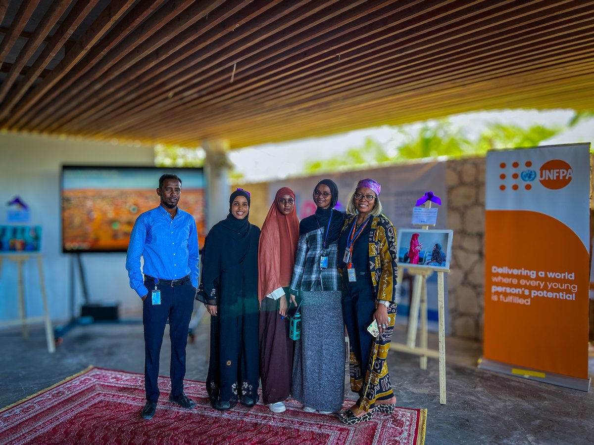 UNFPA waxa ay ka qeyb ka tahay bandhigga shaqooyinka ee ay qabatay UNSomalia kaas oo ka socda Muqdisho. Xubnaha UNFPA waxa ay diyar u yihin in ay kugu hagaan habraacyada shaqo qorista iyo in ay ku siiyaan sida loo codsado shaqada. Aan isku xirnaano oo aan isku sahmino fursadaha!