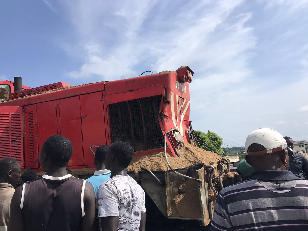 ACCIDENT DE TRAIN AU PASSAGE À NIVEAU DE JAPOMA 📌🚃
Si tu as un proche qui était dans le train de ce matin ( le mbombo) commence à appeler.