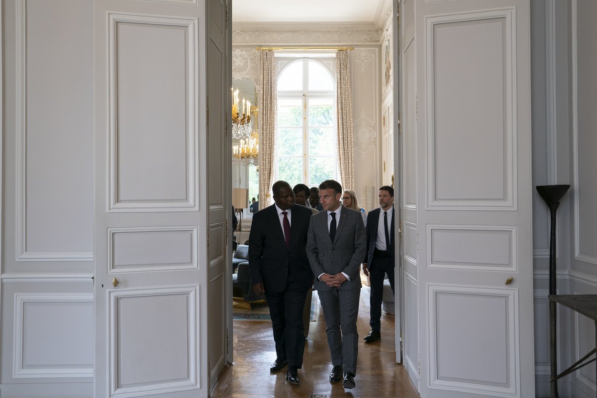 🇫🇷🤝🇨🇫 Renforcement des liens #franco-#centrafricains : les présidents @EmmanuelMacron et @FA_Touadera ont adopté une feuille de route pour consolider les relations bilatérales lors de leur rencontre à l'@Elysee le 17 avril. Plus de détails 👉 cf.ambafrance.org/Palais-de-l-El…