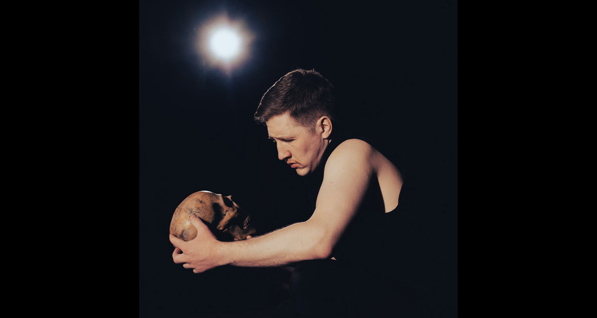 We spoke to graduate Rhys Anderson (BA (Hons) Acting Collaborative and Devised Theatre) @RhysAnd95 who reflected on on his experience playing Hamlet in TNT Theatre’s touring production. Read the blog - cssd.ac.uk/blog/graduate-… #CSSDAlumni