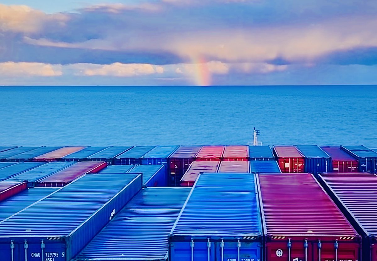 NhVD1805's tweet photo. Départ matinal du CMA CGM Antoine de Saint Exupery https://t.co/LN8QPPasWU