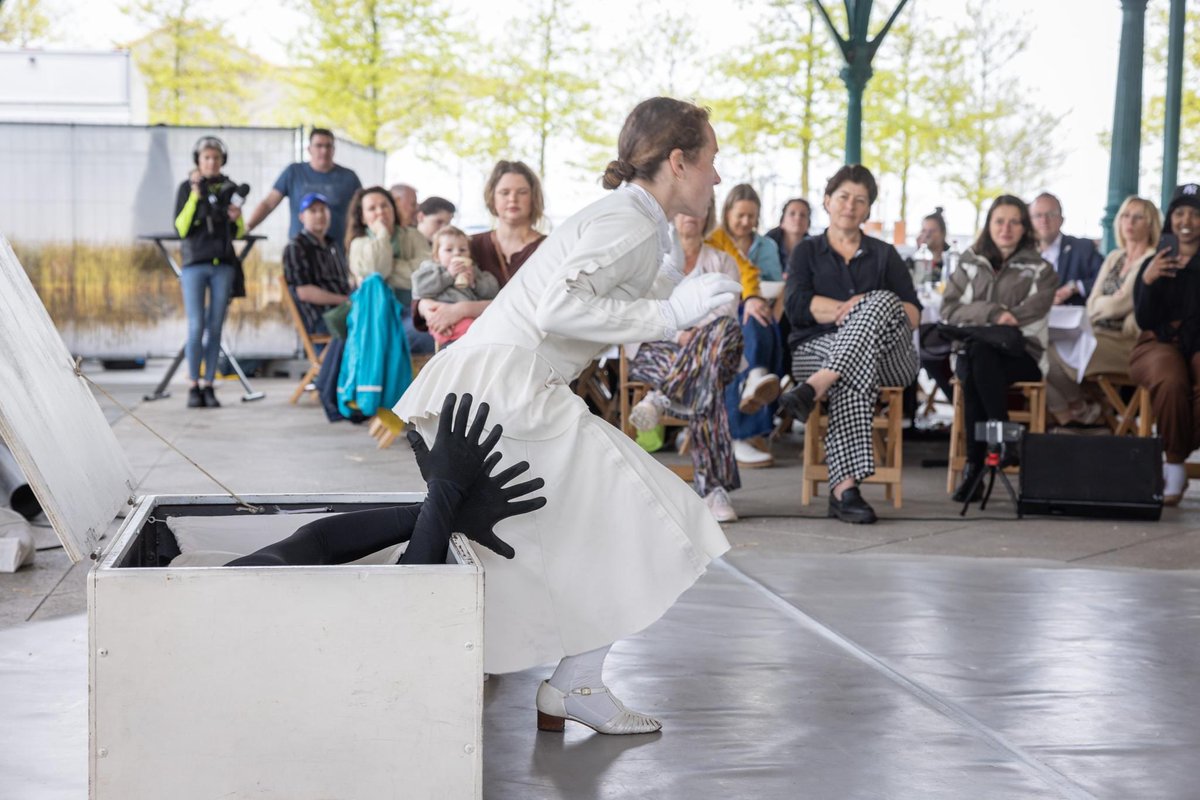 Vorig jaar was er een ontroerende dansvoorstelling tijdens de Vrijheidslunch. En ook voor dit jaar hebben we iets bijzonders gevonden als omlijsting van de Vrijheidslunch. Kom ook, schrijf je in via de website en neem GRATIS deel aan de Vrijheidslunch in Leidsche Rijn.