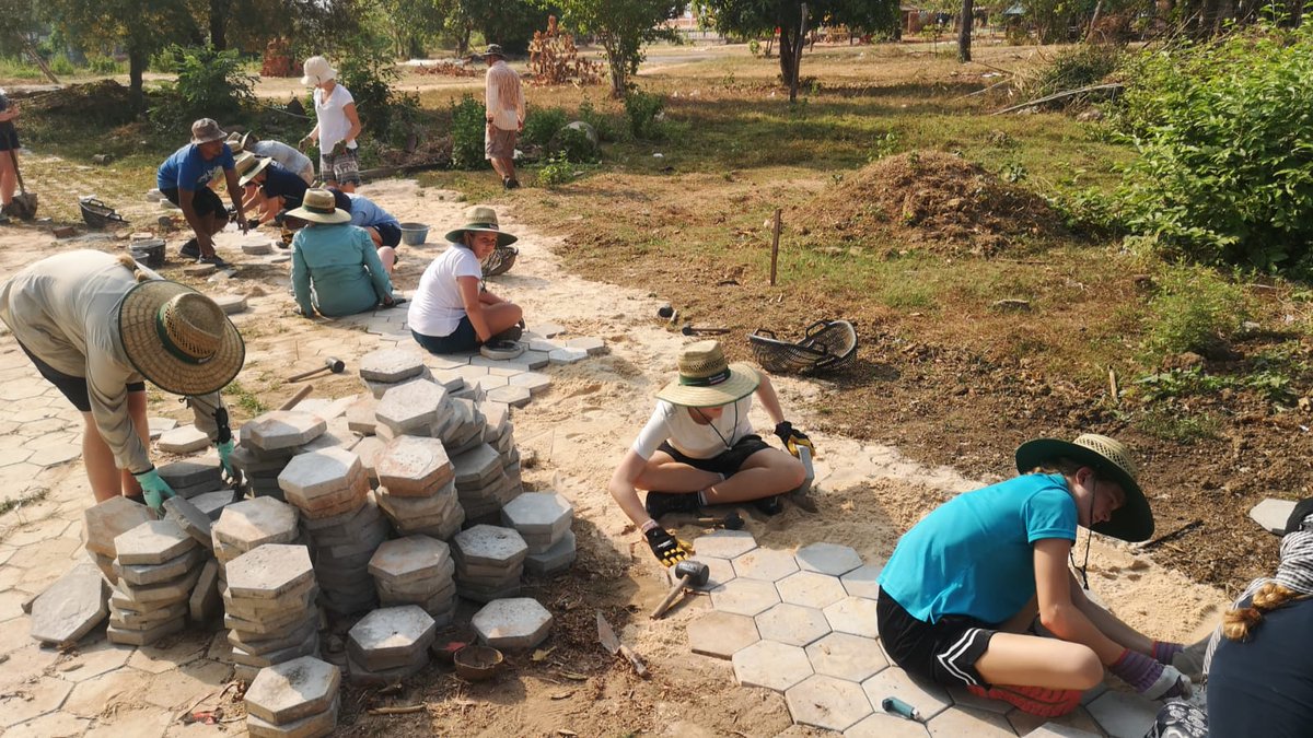CampCambodia's tweet photo. Our volunteer students from Aus help us to make more concrete slaps for building local school playground.
#Campseffect #Dosomethingamazing 
@CampsInt @campsintaus https://t.co/54CL0XSOWY