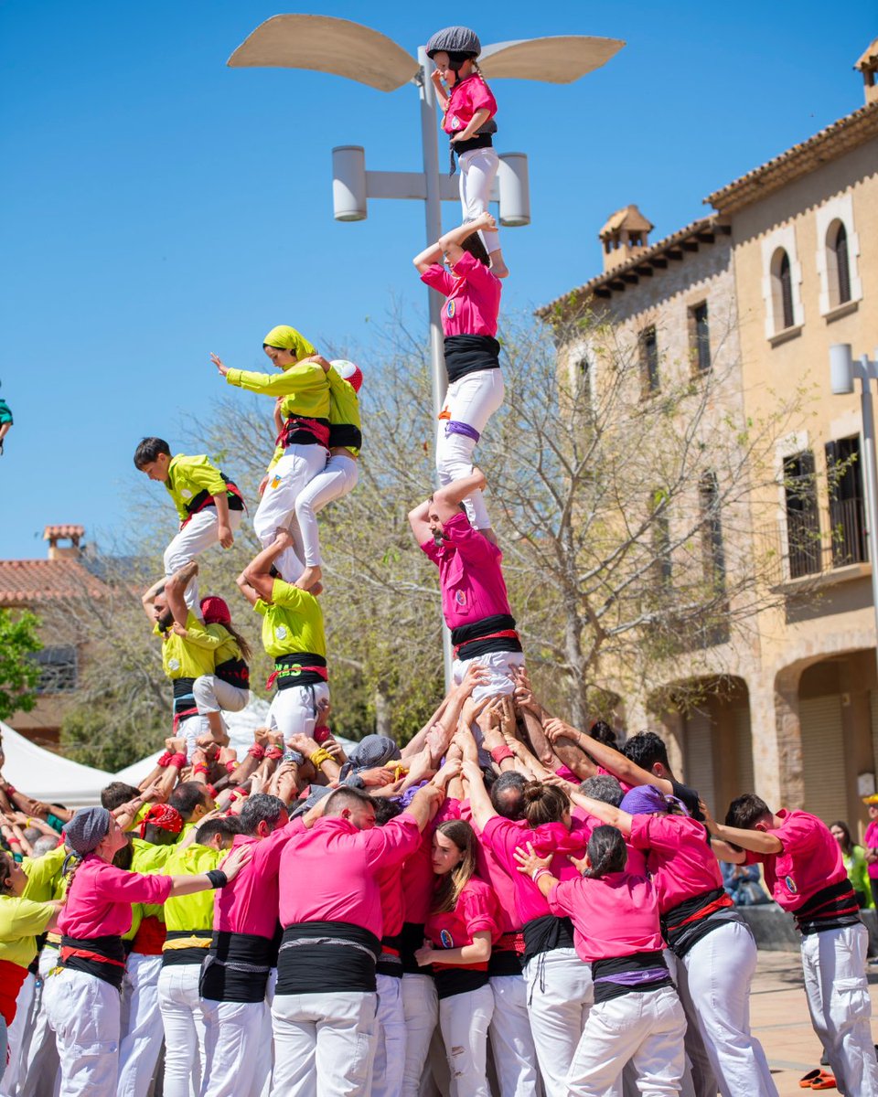 sommagentes's tweet photo. Diumenge vam actuar a Santa Cristina d'Aro!
Vam portar 2pd4, 4d6a i vam carregar la torre!

Agraïr als @minyonsdesc i a @ccerdanyola  pel bon ambient a plaça, ens veiem aviat!

Recordeu que demà tenim assaig i diumenge actuem a Esplugues (@castellersdesplugues) https://t.co/77jx5MnKuB
