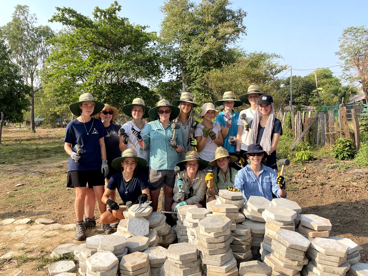 CampCambodia's tweet photo. Our volunteer students from Aus help us to make more concrete slaps for building local school playground.
#Campseffect #Dosomethingamazing 
@CampsInt @campsintaus https://t.co/54CL0XSOWY