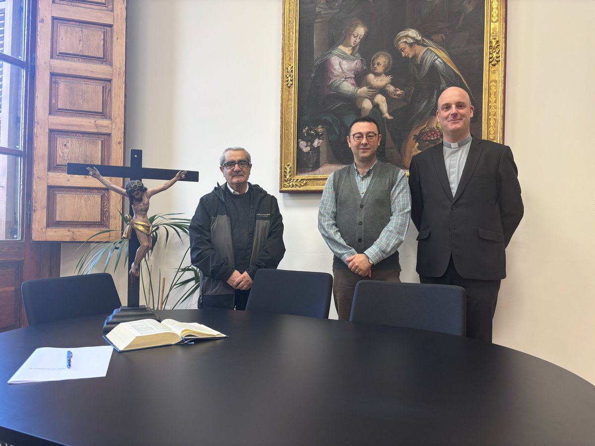 Esta mañana el candidato al diaconado J. Manuel Mtz., ha realizado la profesión de fe, el juramento de fidelidad y la promesa de celibato acompañado de su padrino, el diác. perm., Enrique Garrido, y el vic. gral., Rubén Ruiz. Este domingo se ordena diácono en la Seo a las 17.00h.