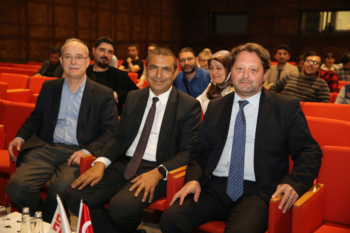 TÜBİTAK ARDEB Başkan Yardımcısı Doç. Dr. Cengiz Arıcı, Rektörlük Konferans Salonunda gerçekleştirilen seminerde AGÜ'lü akademisyenlere TÜBİTAK'ın proje destek programları hakkında bilgiler verdi.