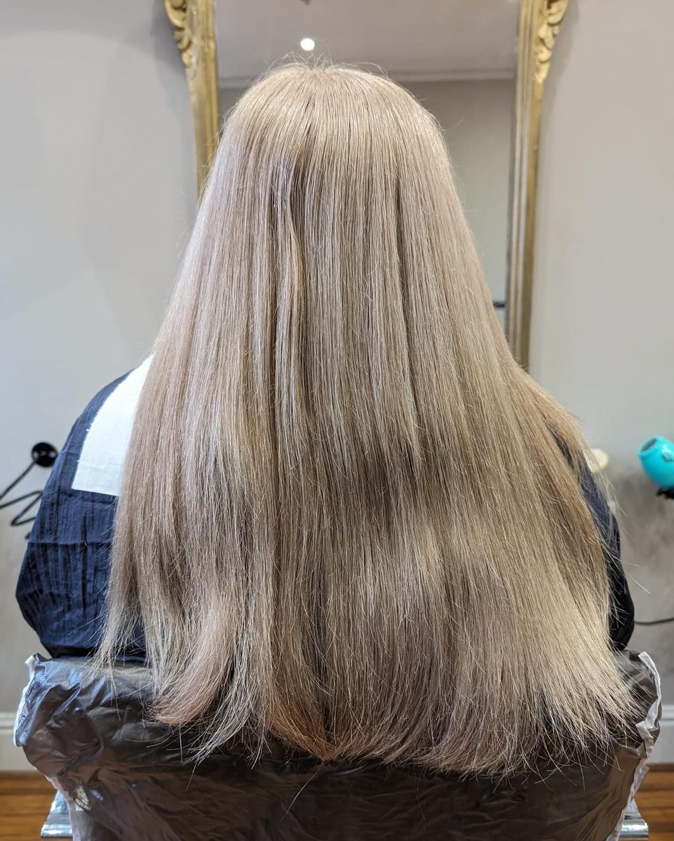 Radiant stunning highlights, beautifully enhancing dimension for our lovely guest. Crafted with precision by our Creative Director, Jade, at our Dorchester salon.

#HighlightElegance #avedauk #hairtransformation #kerastase #robinjamessherborne #robinjamesdorchester