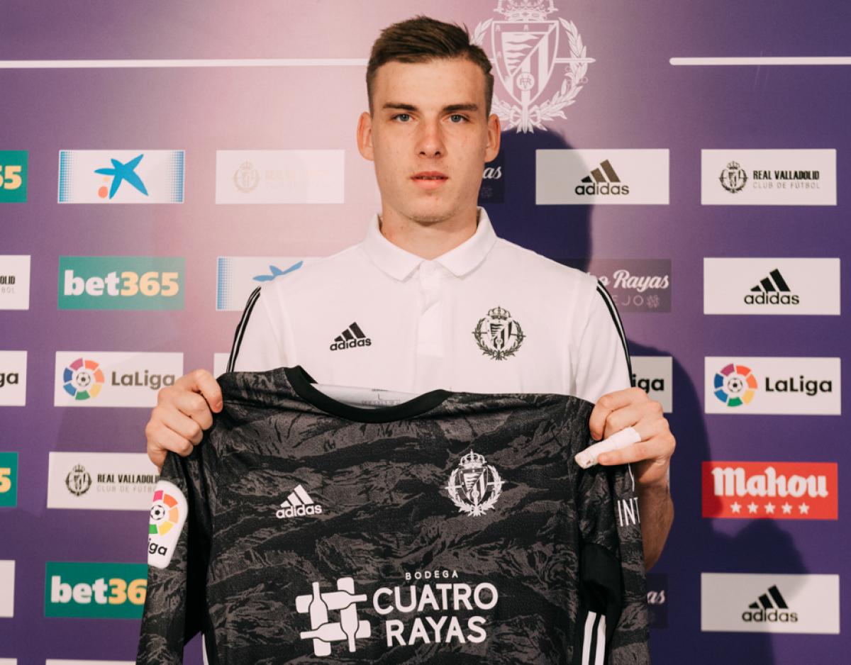 memes_zamora's tweet photo. Tuit de apreciación de Andriy Lunin:

- Suplente del mejor portero del mundo.
- Suplente del peor portero del mundo (Kepa)
- Su país está en guerra y tiene que aguantar cánticos de la borregada colchonera
- Le obligaron a vivir en Valladolid
- Se presenta a su boda en chándal 
- 18 paradas en unos cuartos de Champions y ni media mueca de alegría
- Repito, le obligaron a vivir en VALLADOLID 

DON ANDRIY LUNIN, Contramaestre de navíos