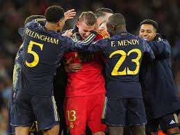 memes_zamora's tweet photo. Tuit de apreciación de Andriy Lunin:

- Suplente del mejor portero del mundo.
- Suplente del peor portero del mundo (Kepa)
- Su país está en guerra y tiene que aguantar cánticos de la borregada colchonera
- Le obligaron a vivir en Valladolid
- Se presenta a su boda en chándal 
- 18 paradas en unos cuartos de Champions y ni media mueca de alegría
- Repito, le obligaron a vivir en VALLADOLID 

DON ANDRIY LUNIN, Contramaestre de navíos