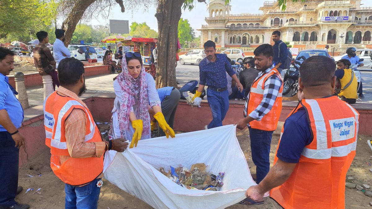 #WorldHeritageDay_2024 के अवसर पर नगर निगम ग्रेटर आयुक्त श्रीमती रूकमणि रियाड़ के निर्देशानुसार अल्बर्ट हॉल, रामनिवास बाग पर सफाई अभियान चलाया गया एवं रंगोली बनाकर सोंदर्यकरण किया गया |

#SwachhBharat #SwachhataKiSeekh