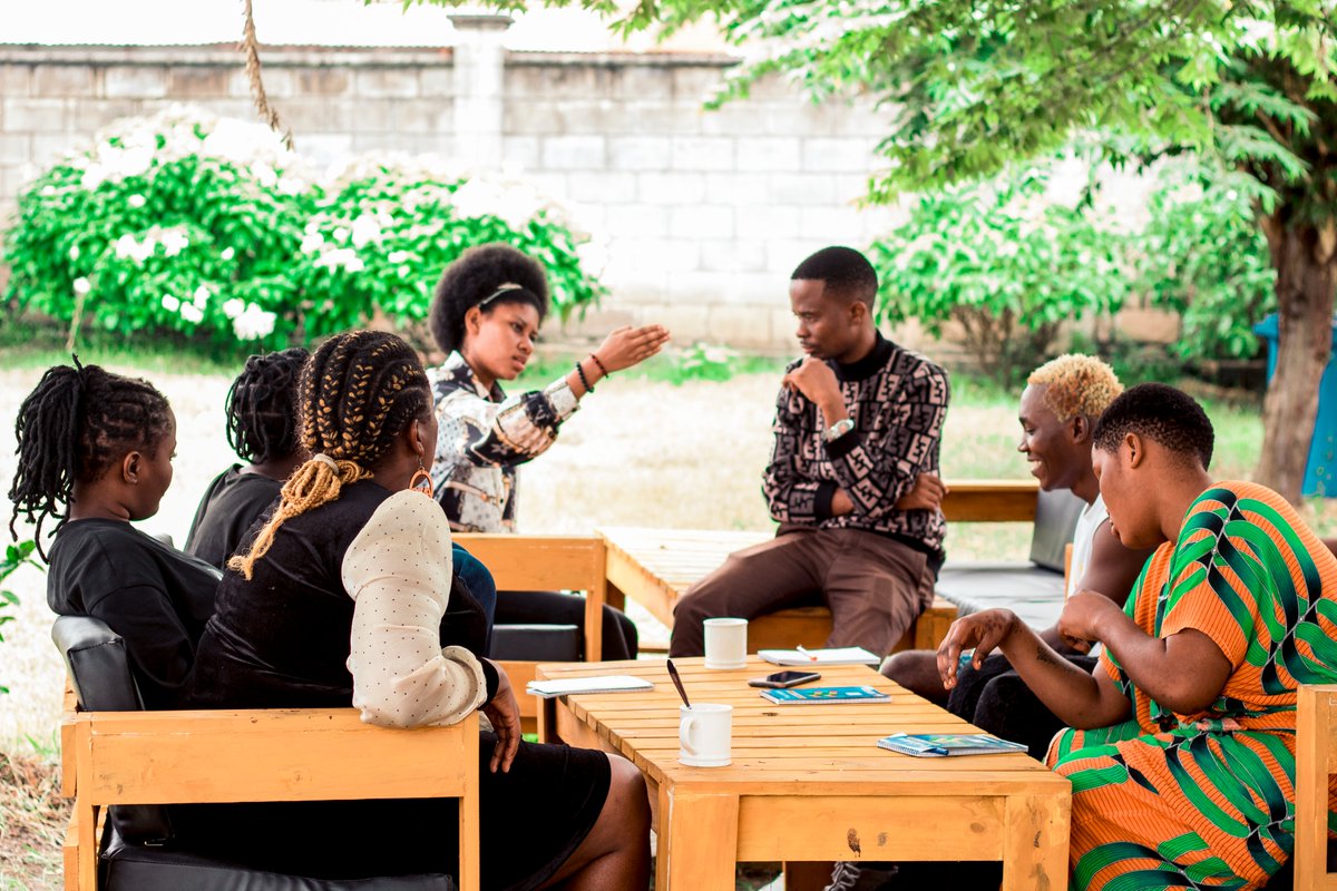 Productive talks earlier this week with youth artists on Creative Activism for social justice at @gp_tanzania. Painters, singers, poets, DJs, filmmakers, and climate activists joined the talk. @gp_tanzania offers a space for youth to fight for justice #ArtistReflectionCycle