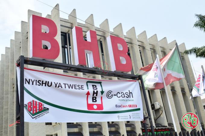 maheneka_'s tweet image. Umuntu ashka kwugurura account #Buja mwomuhanura iyihe banque?? Niyihe itanga service nziza kndi inyarutse??  #CRDB #KCB #BHB #BCB