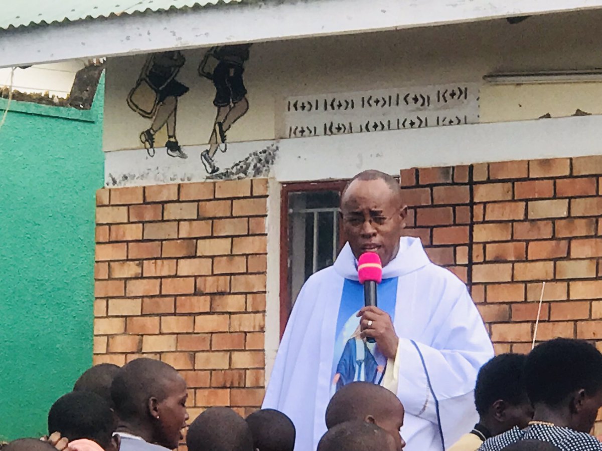 starparents_sch's tweet photo. It was an honour having the Parish Priest Fr/Dr Julius Turyatorana presiding over our EOT school mass today.Thank you for sparing time to come visit the school.
“Education Is An Investment”
#schoolmass #EOT #starparentsprimary #starparentskindergarten https://t.co/YWIXvHBjqu